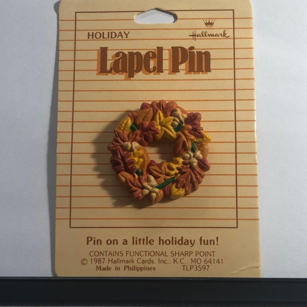 New Vintage Hallmark Lapel Pin Thanksgiving Wreath Oak Leaves Acorns Brooch 80s